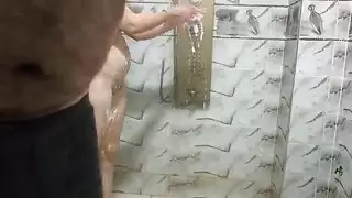 يمارس الجنس مع فتاة عربية في الحمام الجنس العربي الساخن