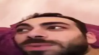 الرجل التركي بالإصبع فتاته