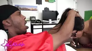 لممارسة الجنس عن طريق الفم! إنها تعرف كيف تمتص قضيب كبير