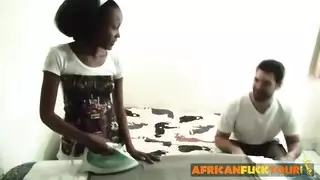 ينيك خادمة افريقية صغيرة و جميلة تحت العشرين وكسها نار