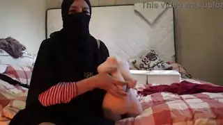 زوجة الديوث المغربية العربية من مرسيليا تريد ممارسة الجنس مثليه