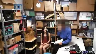 امرأة سمراء صغيرة في سن المراهقة تغش على صديقها مع رجل دعاها إلى حزبه.