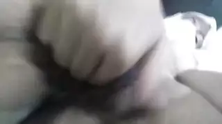 الفاسقة العربية المسلمة في الحجاب التي تتدفق كس هارد على كاميرا الويب