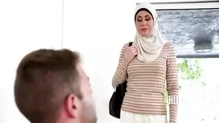 زوجة مسلمة تغش مع مساعدها الأمريكي الحجاب