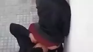 مراهقون عرب يحاولون ممارسة الجنس في مكان عام