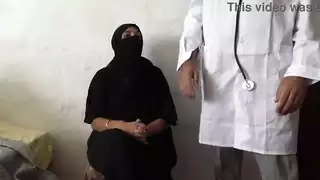صدمت زوجة مصرية عربية عندما يبدأ طبيبها سخيف الأحمق لها