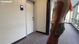 عارية في الفندق