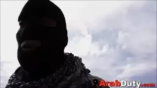 الماعز هيردر يبيع الثدي الكبيرة العرب إلى الجندي الغربي لممارسة الجنس