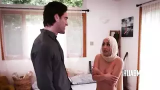 يائسة مقابل الدولارات ، تسقط على ركبتيها | الحجاب