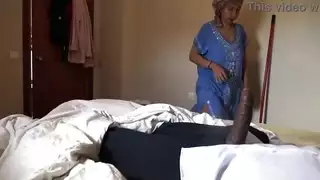 تنزعج خادمة فندق تركية عندما ترى قضيبه الأسود الكبير
