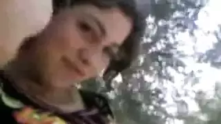 فتاة عربية تهب الديك ومارس الجنس في الهواء الطلق
