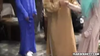 اثنان من الأطفال العرب يقبلان