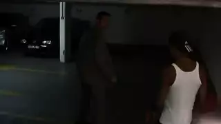 رجل أسود يقرع صديق صديقته مع شبك في فيديو للمراهقين