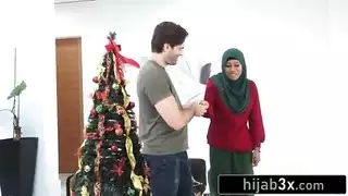 تدخين حجاب الحجاب فاتنة مارس الجنس من قبل أفضل صديق لها في عيد الميلاد