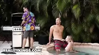 الزوجة اللبوة تمارس الجنس مع صديق زوجها في حمام السباحة خلف ظهر زوجها