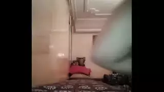 التمسك زجاجة بيرة في الحمار