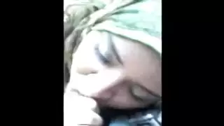 الفتاة الشابة في الحجاب تبلع القضيب في السيارة