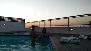 كومينغ كثيرا في حمام السباحة عند غروب الشمس