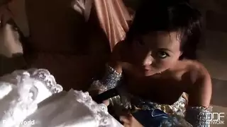 يصل الديك الطويل بين شفتيها الخالية من العيوب
