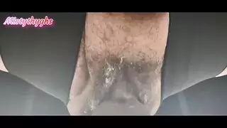 إنه يعطي الكثير من القضيب لهؤلاء الفتيات الصغيرات اللطيفات جدًا