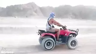 حاليا في إجازة في مصر، هذا فيديو لي وأنا أركب الدراجات الرباعية عبر الصحراء؟؟