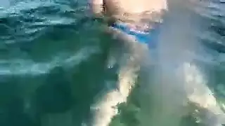 التقاطات العامة فتاة على الشاطئ