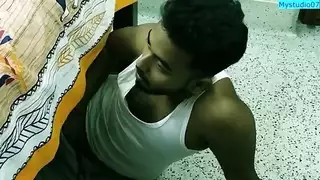 النموذج الساخن الهندي مارس الجنس من قبل المنتج مساعد !!! لا يمكن أن يمارس الجنس معها بالكاد !!