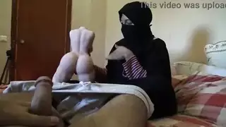 زوجة الديوث المنحرفة من مصر تمارس الجنس الغريب مع ربيب ودمية جنسية تانتالي