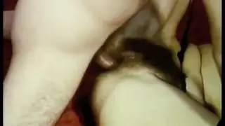 إنه يمارس الجنس جيدًا في كس فتاته المفضلة والجميلة جدًا