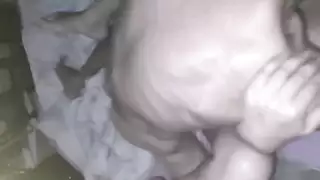 الفرخ الساخن يصبح مبتلًا ووحشيًا في متجر الدجاج