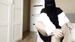 خليفة العربي في جوارب يعطي تعليمات لابن الزوج