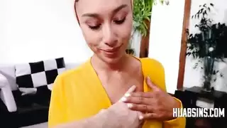 زوجة الأب العربية في الحجاب تعتني بابن الزوج