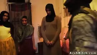 الفتاة المسلمة والرجل العربي الملاعين البيض أفرغان موجودة!