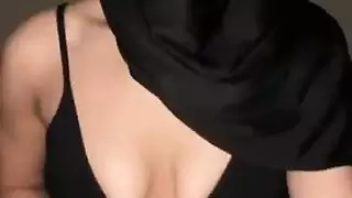 ندف الحجاب منفردا • فتاة مسلمة تستحوذ على صدرها العربي مثل وقحة سيئة جائعة للثدي
