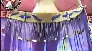 رقص عارية عربي على الساحة العامة
