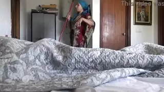 خادمة فندق تركية ليست خائفة عندما يظهر ضيف فرنسي صاحب الديك الأسود الكبير