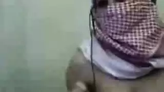 فتاة فلسطنية محجبة تظهر بزازها الفاتنة أمام الويب كام