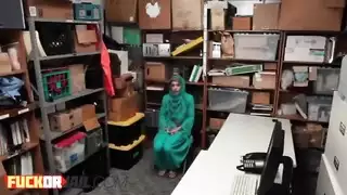 غريب عربي في سن المراهقة يحب الطرق بأسلوب هزلي