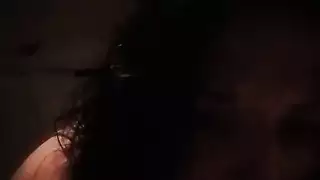 شاهد هذا الزوجين الأبيضين المثيرين وهي تمنحه أفضل اللسان في حياته بمهاراتها المذهلة في الرأس