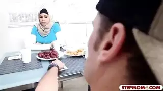 زوجة الأب العربية وفي سن المراهقة الثلاثي مذهلة