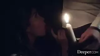 الفتاة الساخنة تمارس الجنس الفاجر مع حبيبها الأسمر على أضواء الشموع