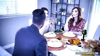 تم تقييد أريا كارسون الحاضنة الوقحة والناكرة للجميل ووضعها على طاولة مثل الديك الرومي من قبل والديها لورين فيليبس وكوينتون جيمس!