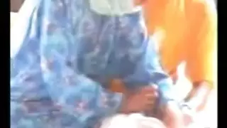 بنت محجبة بلوجوب في الطبيعة