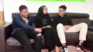 فتاة عربية لا تخلع حجابها حتى تحصل على اختراق مزدوج علياء ياسين
