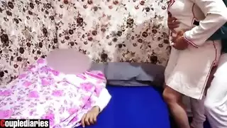 الحجاب العربي زوجة الغش هي تمارس الجنس مع صديق بينما زوجها