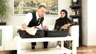 امرأة حلوة في الحجاب حاولت على ديك بائع بدلاً من ملابس جديدة
