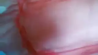 مفيش امتع من الاحمر الشفاف على جسم اللبوه اللى بتهيج جوزها المسافر بعرض نيك