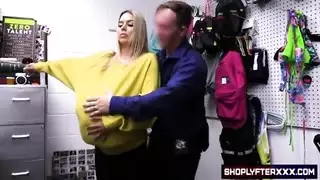 يونغ بلوندي سارق الصيف الثعلب المزيف الحمل مع تركيا على قميصها ، لكنها تم القبض عليها والآن عليها أن تستحضر من قبل حارس الأمن