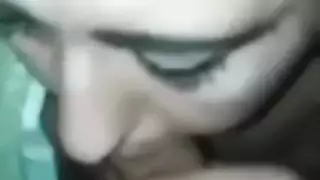الفتاة القحبة تمص زب حبيب