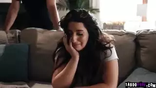 يقنع تشارلز ديرا المراهقة بالادعاء بأنها اختلقت الأمر برمته إذا مارست سارة عرب الجنس معه
